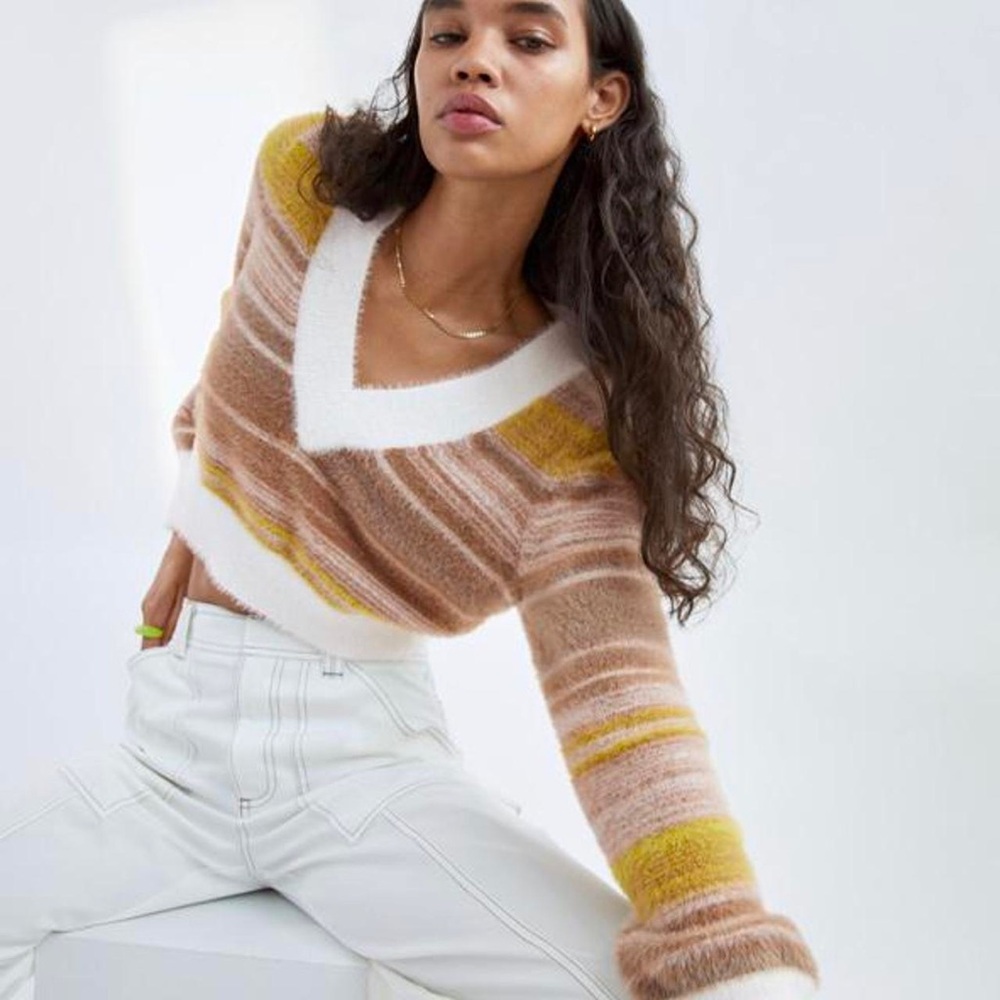 Aritzia Sunday Best kitten v-neck sweater